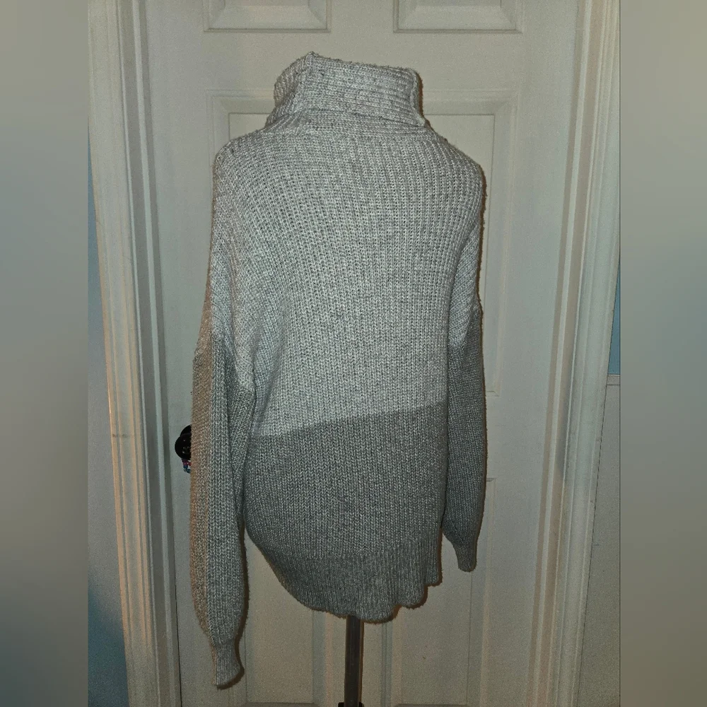 American Eagle Gray Color Blocked Small Knit Turtleneck Sweater - Picture 3 of 7